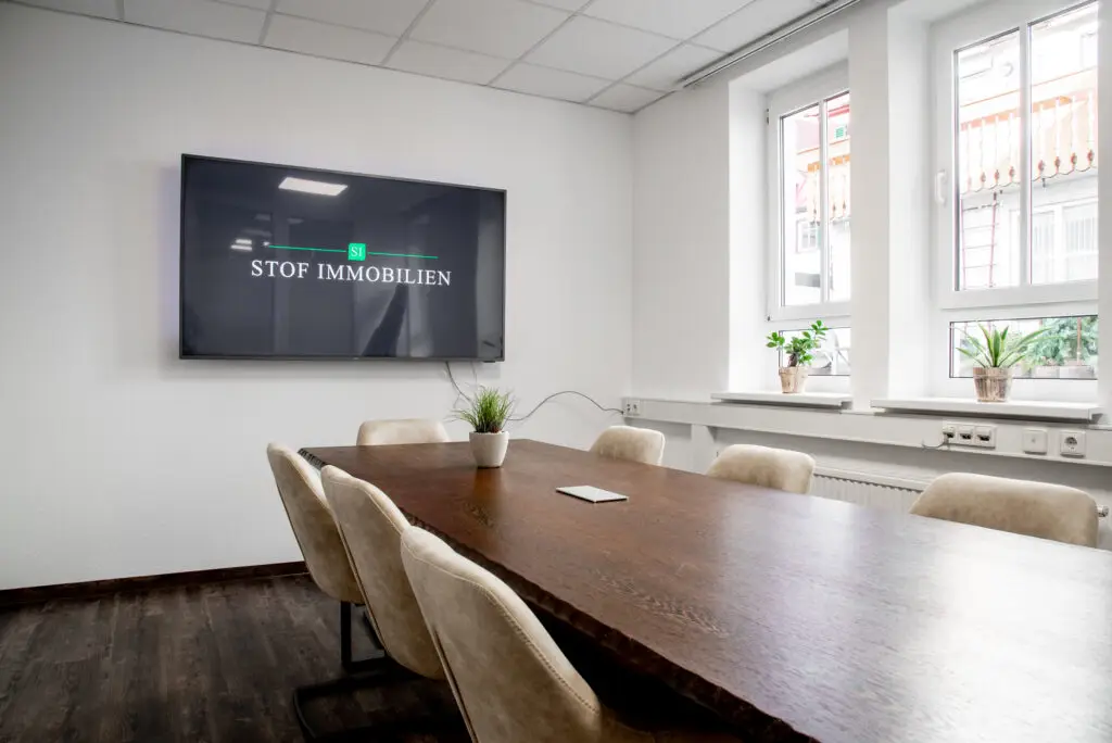 Moderner Meetingraum von Stof Immobilien in Laichingen – Besprechungsraum für Immobilienberatung und Vertragsabschlüsse