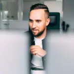 Marcel Stof, Inhaber von Stof Immobilien, arbeitet hinter mehreren Monitoren im Maklerbüro in Laichingen – Immobilienmakler für Laichingen und Ulm