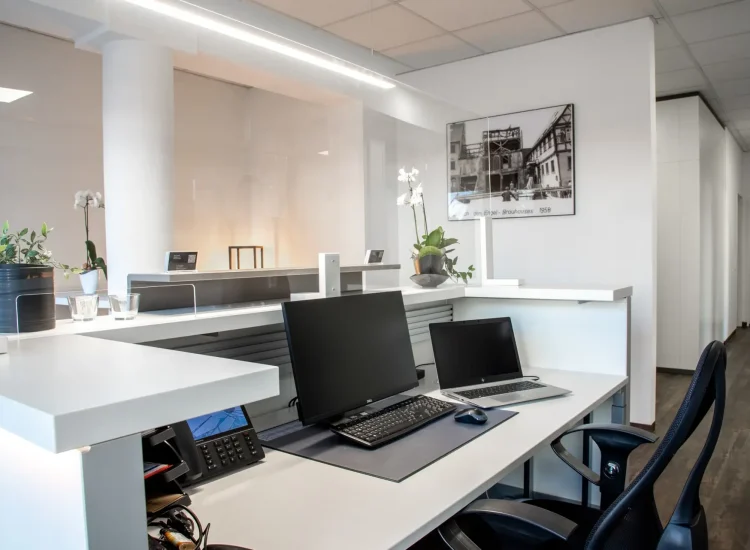 Eingangsbereich des Stof Immobilien Büros in Laichingen – moderner Empfangsbereich für Immobilienberatung und Kundenempfang