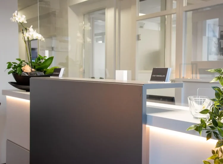 Eingangsbereich des Stof Immobilien Büros in Laichingen – moderner Empfangsbereich für Immobilienberatung und Kundenempfang