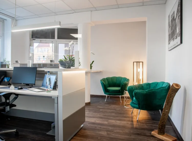 Eingangsbereich des Stof Immobilien Büros in Laichingen – moderner Empfangsbereich für Immobilienberatung und Kundenempfang