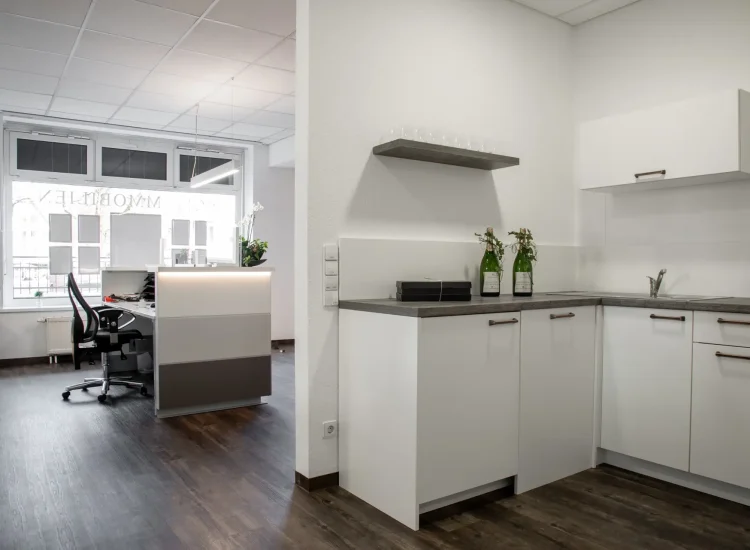 Eingangsbereich des Stof Immobilien Büros in Laichingen – moderner Empfangsbereich für Immobilienberatung und Kundenempfang