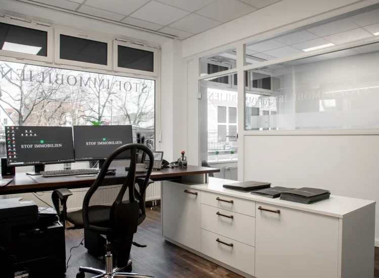 Innenansicht des Stof Immobilien Maklerbüros in Laichingen – moderner Beratungsraum für Immobilienverkauf und Vermietung