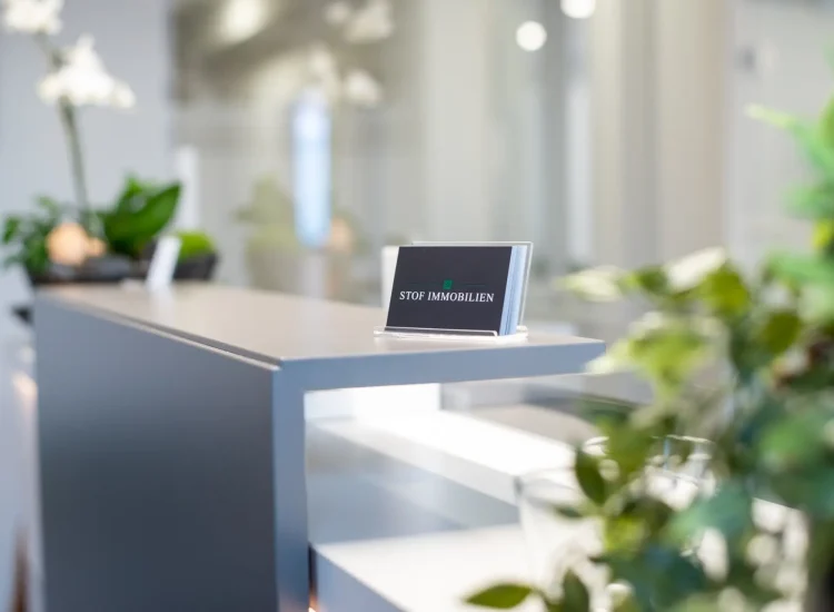 Visitenkarten von Stof Immobilien im Fokus – Immobilienmakler in Laichingen und Ulm