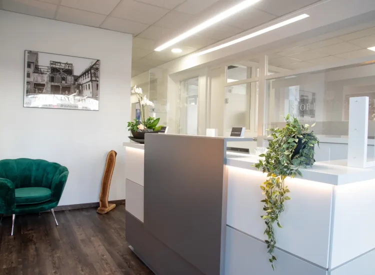 Eingangsbereich des Stof Immobilien Büros in Laichingen – moderner Empfangsbereich für Immobilienberatung und Kundenempfang