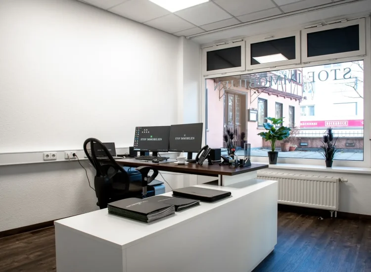 Innenansicht des Stof Immobilien Maklerbüros in Laichingen – moderner Beratungsraum für Immobilienverkauf und Vermietung